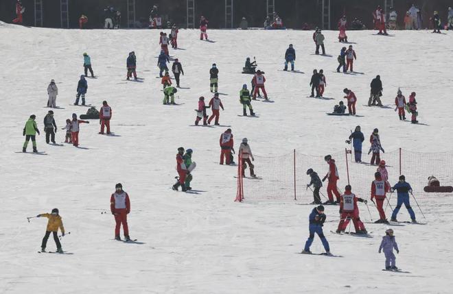 被冻哭的年轻人焊身上了300元一件的滑雪服(图2) 被冻哭的年轻人焊身上了300元一件的滑雪服(图2)